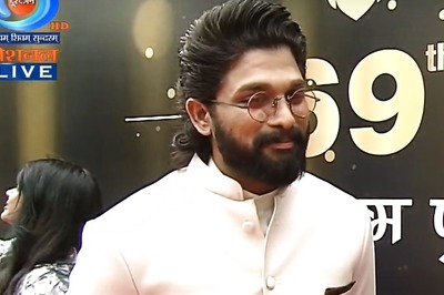 National Awards 2023 Winner Allu Arjun Recreates ICONIC Pushpa Moment on Red Carpet; Watch Video