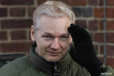 What are the charges against Julian Assange?