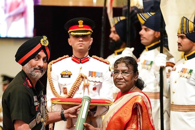 President Confers Distinguished Service Awards on 84 Serving, Retired Personnel