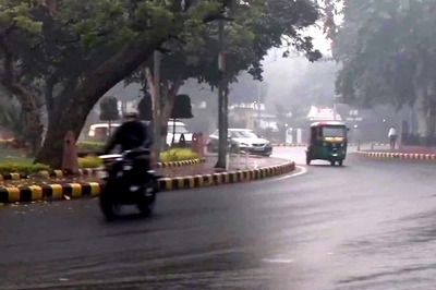 Delhi Braces for Another Chilly Day as Rains, Thunder Lash NCR for Second Straight Morning