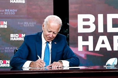 Major US postal workers union endorses Biden for president