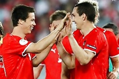 Injury-time penalty saves Austria against Poland