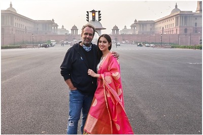 Sara Ali Khan Poses in Beautiful Banarasi Dupatta on Raisina Hill to Wish Happy Republic Day