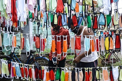 Large Section of Commuters Violate Mask Mandate in Delhi Metro; DMRC Says Action Being Taken