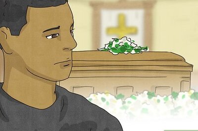 What Gifts to Bring to a Funeral