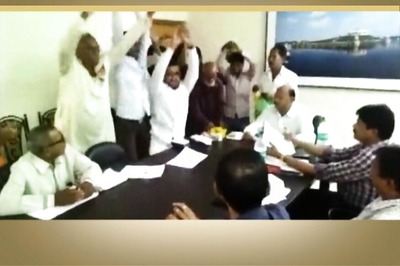 Protesters Do 'Nagin' Dance Before PWD Officials Over Road Project Delay