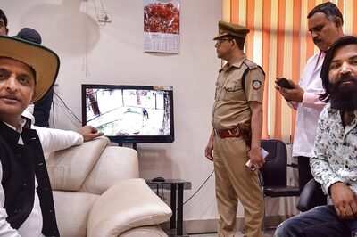 Akhilesh Yadav, Arif Khan Not Allowed to Meet Sarus Crane at Kanpur Zoo; Told Bird in Quarantine