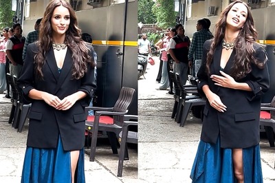 Sexy! Triptii Dimri Flaunts Her Bombshell Body in Blue Co-ord and Oversized Blazer; Watch Video