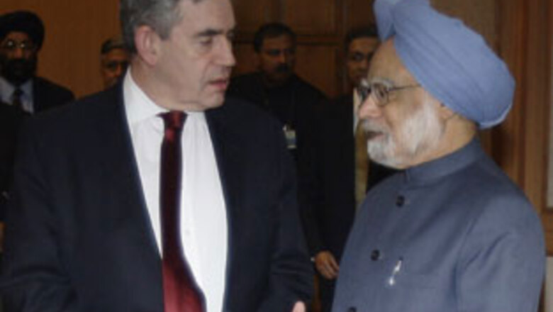 Brown meets Manmohan, builds pressure on Pak