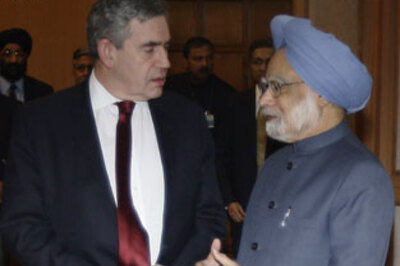 Brown meets Manmohan, builds pressure on Pak