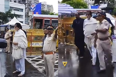 Amitabh Bachchan Walks Barefoot, Offers Prayers At Siddhivinayak Ahead of Abhishek's Ghoomer Release