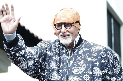 Amitabh Bachchan Gifts Himself a Rs 2 Cr Worth Electric BMW i7 Luxury Sedan on His Birthday; Watch