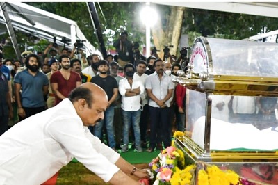 News 18 Afternoon Digest: Puneeth Rajkumar Last Rites Performed with Full State Honours; American Airlines Cancels Over 1200 Flights Due to Staff Shortage