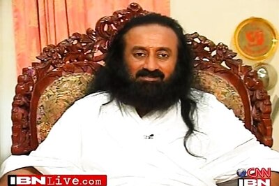Sri Sri offers to negotiate between Maoists, Govt