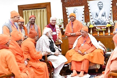 National Youth Day: PM Narendra Modi Pays Tribute to Swami Vivekananda at Belur Math