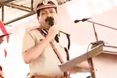Kerala DGP Tomin Thachankary Retires in Style, Sings Farewell Song on Stage