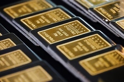 Gold Dips As Dollar Rebound Outweighs Recovery Fears