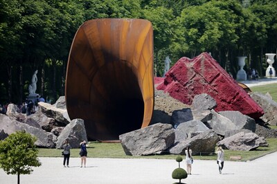 Anish Kapoor 'provokes a scandal' with 'queen's vagina' sculpture in Versailles