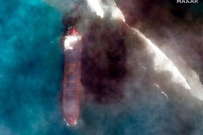 Mauritius scrambles to counter oil spill from grounded ship