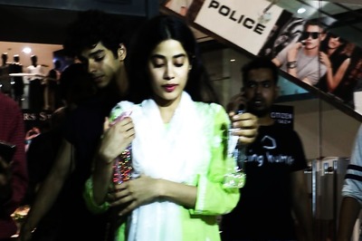 Ishaan Khatter Shields Dhadak Co-star Janhvi Kapoor as a Fan Tries to Get Too Close for a Selfie; See Pics