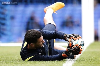 Tottenham Hotspur goalkeeper Hugo Lloris fractures wrist
