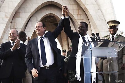 Francois Hollande visits Mali, hailed as 