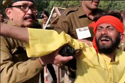 Man Lies Down in Front of Rajanth Singh's Convoy Demanding Change of Name in Aadhaar Card