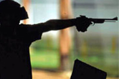 Agra docs drop needles, take to guns