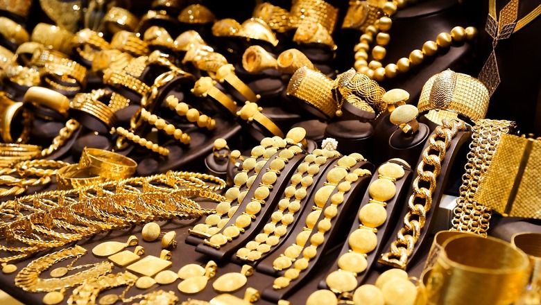 Gold Price Today Drops Sharply, Cheaper by Rs 8,600 from Record High in Diwali; Silver Falls