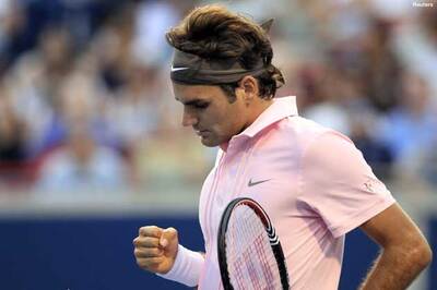 Federer, Djokovic advance at Paris Masters