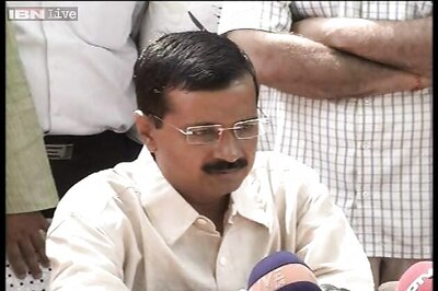 Kejriwal meets Commissioner, seeks FIR against BJP leaders involved in horse trading