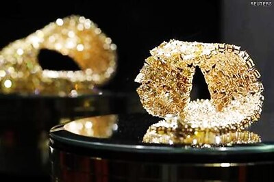 Gold slumps below Rs 27K mark on selling, global gloom