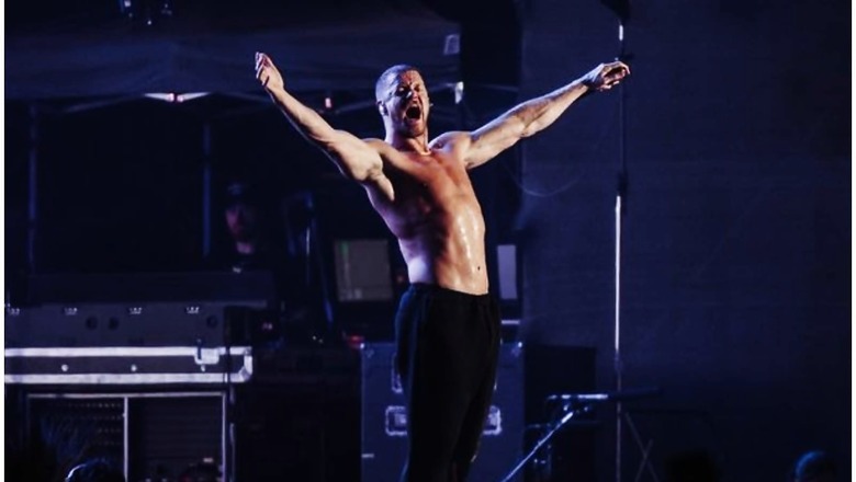 Lollapalooza India: Imagine Dragons' Dan Reynolds Goes Shirtless in Mumbai Heat, Fans Scramble to Grab Him