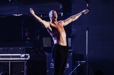 Lollapalooza India: Imagine Dragons' Dan Reynolds Goes Shirtless in Mumbai Heat, Fans Scramble to Grab Him