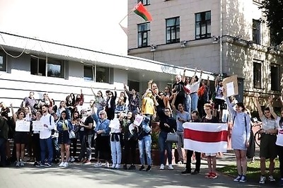 Police Drag Belarus Students From University Building, Arrest 5 - Rights Group