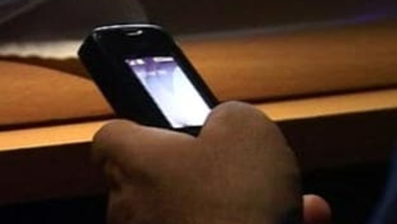 Women love cell phones more than boyfriends: Survey