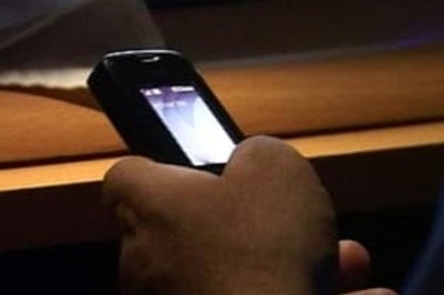 Women love cell phones more than boyfriends: Survey