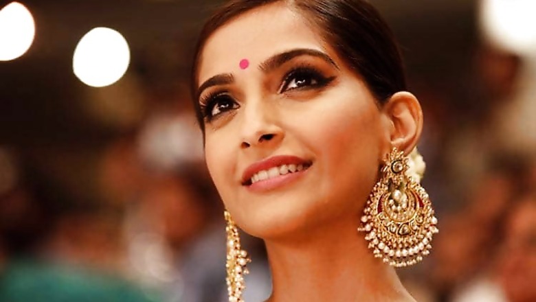 Aamir Khan visits Sonam Kapoor on the sets of 'Neerja'