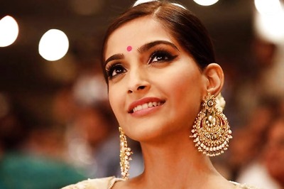 Aamir Khan visits Sonam Kapoor on the sets of 'Neerja'