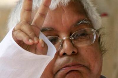 EC lets off Lalu, Rabri for violating poll code