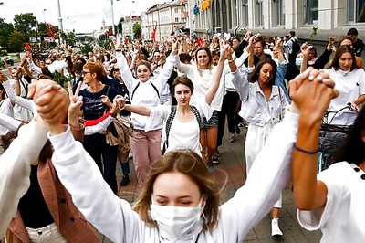 Belarus: Hundreds form 'lines of solidarity' with protesters