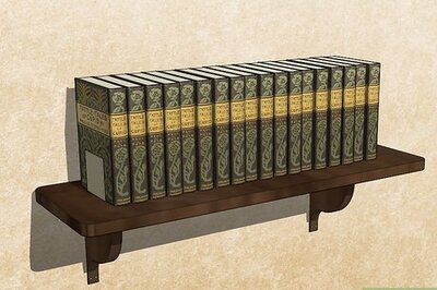 How to Decorate a Shelf in the Living Room