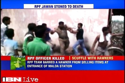 West Bengal: Angry hawkers stone RPF personnel to death in Malda