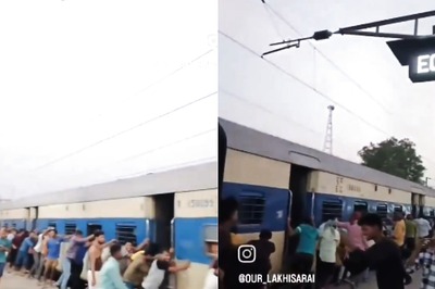 'Bihar is Not For Beginners': Viral Video Shows Passengers Pushing Train Coach at Kiul Junction