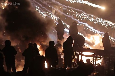 Ukraine clashes resume, fires light up night sky