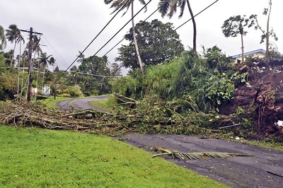 Tourists flee Fiji as cyclone toll hits 17