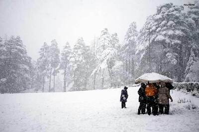 Snowfall halts traffic on Srinagar-Jammu highway