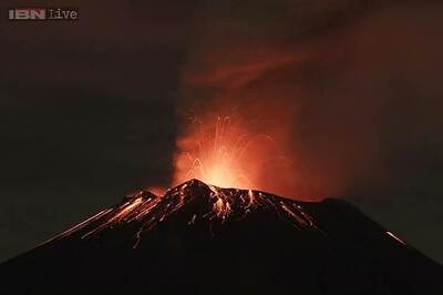 Erupting Japan volcano leaves seven unconscious, 250 stranded