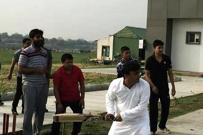 Day After Vacating Govt Bungalow, Akhilesh Cycles to Gomti River Front to Play Cricket
