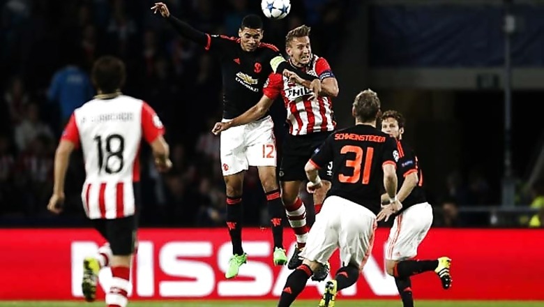 Manchester United lose 2-1 to PSV Eindhoven, Shaw to broken leg in Champions League